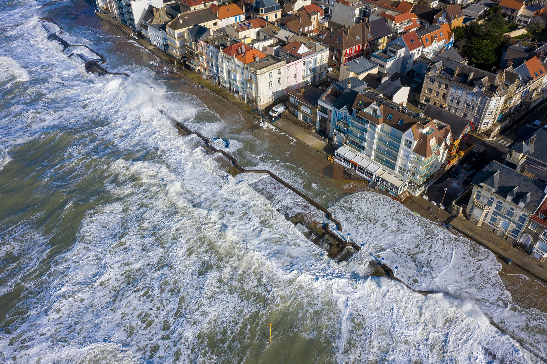 Coastal_flooding_GettyImages-1740842221