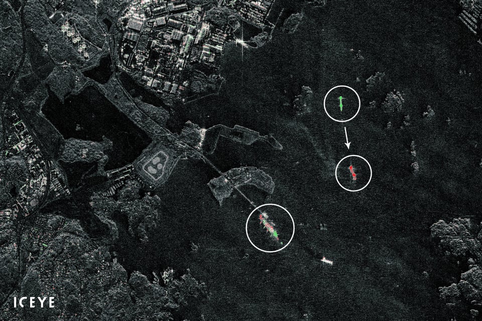 ICEYE change detection with a few minutes between satellite imaging.