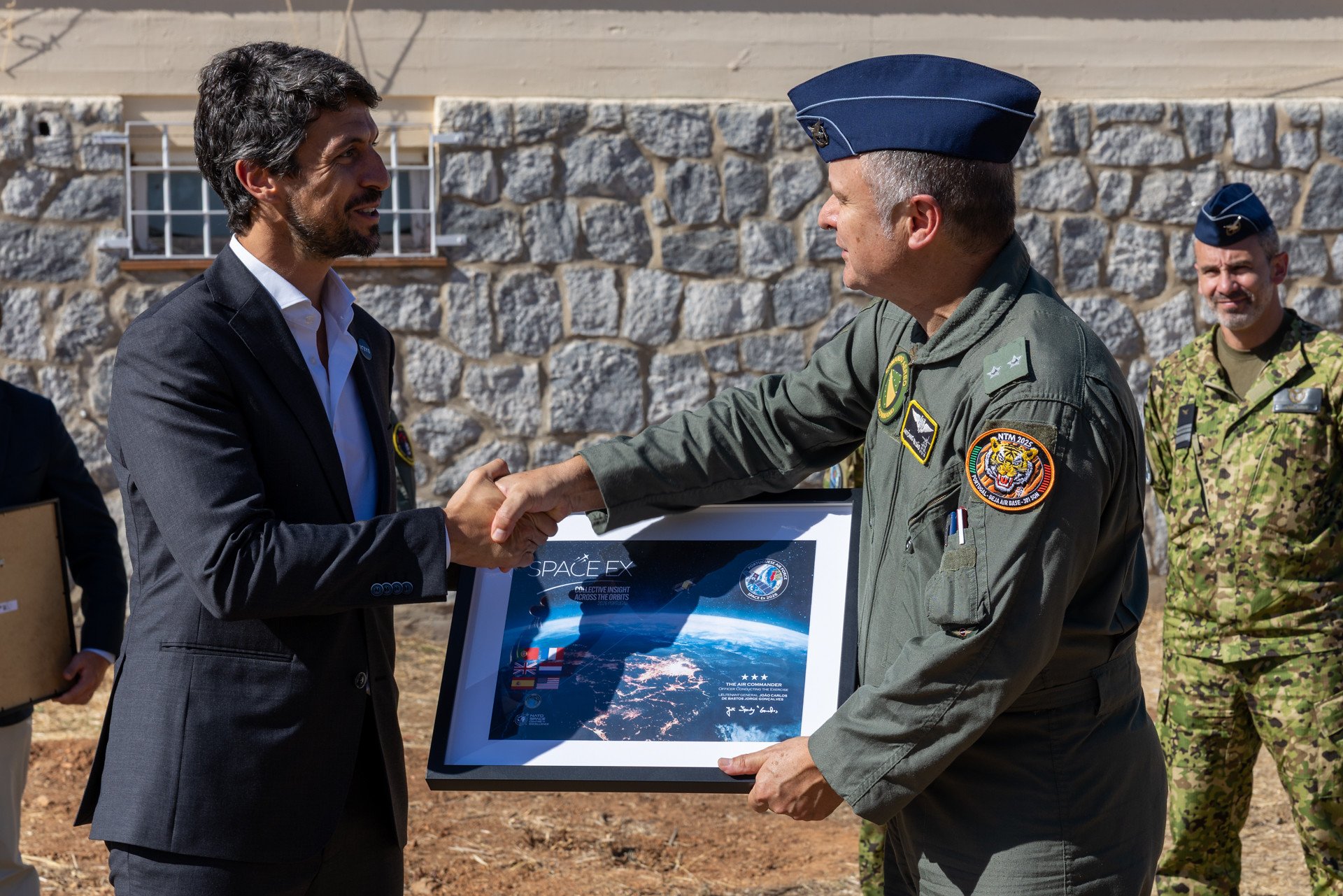 Major-General Moldão presented ICEYE Portugal with a plaque