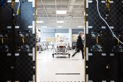 ICEYE komunikuje wyniki finansowe za 2025 rok: ponad 250 mln EUR przychodów, ponad 100 mln EUR EBITDA i portfel zamówień o wartości 1,5 mld EUR