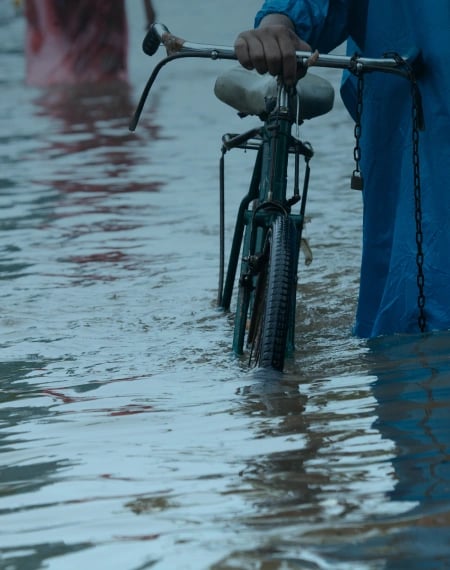 Dostarczanie amerykańskiej Federalnej Agencji Zarządzania Kryzysowego (FEMA) danych geoprzestrzennych o skutkach powodzi w niemal rzeczywistym czasie 
