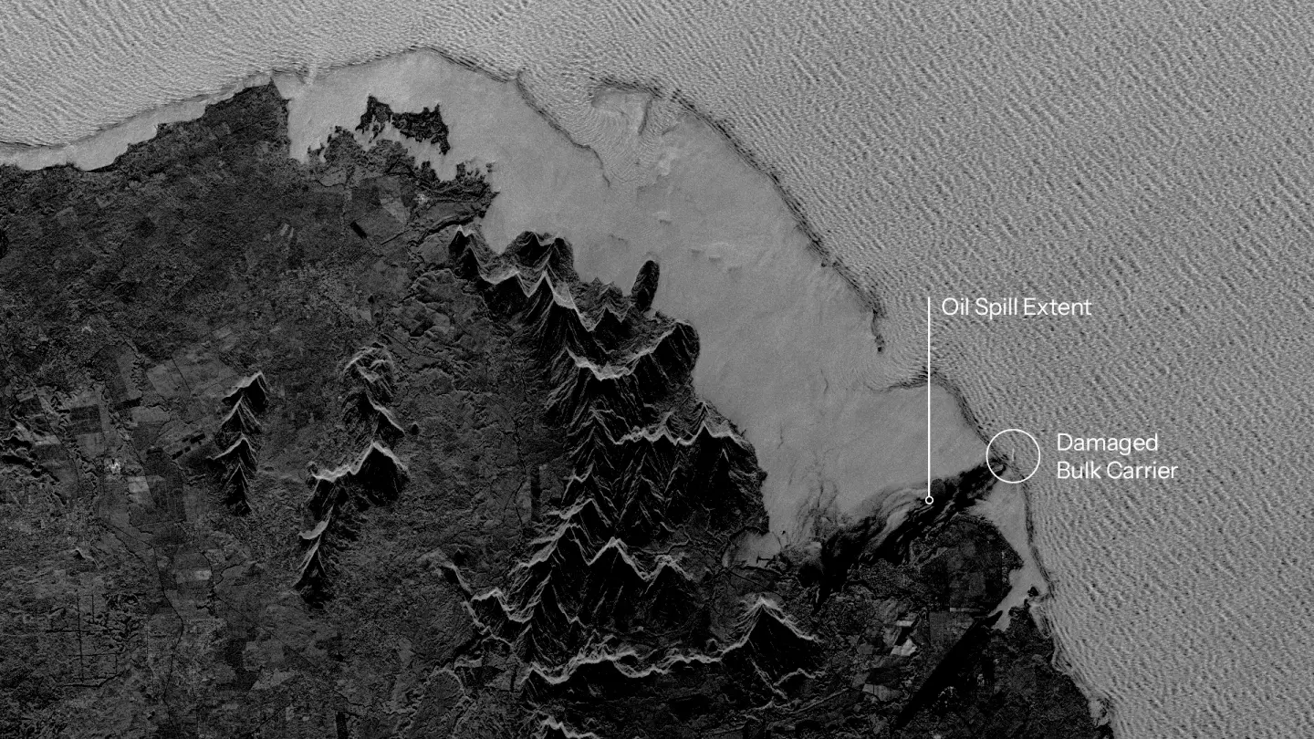 Oil-spill-monitoring_01_comparison-slider-bw