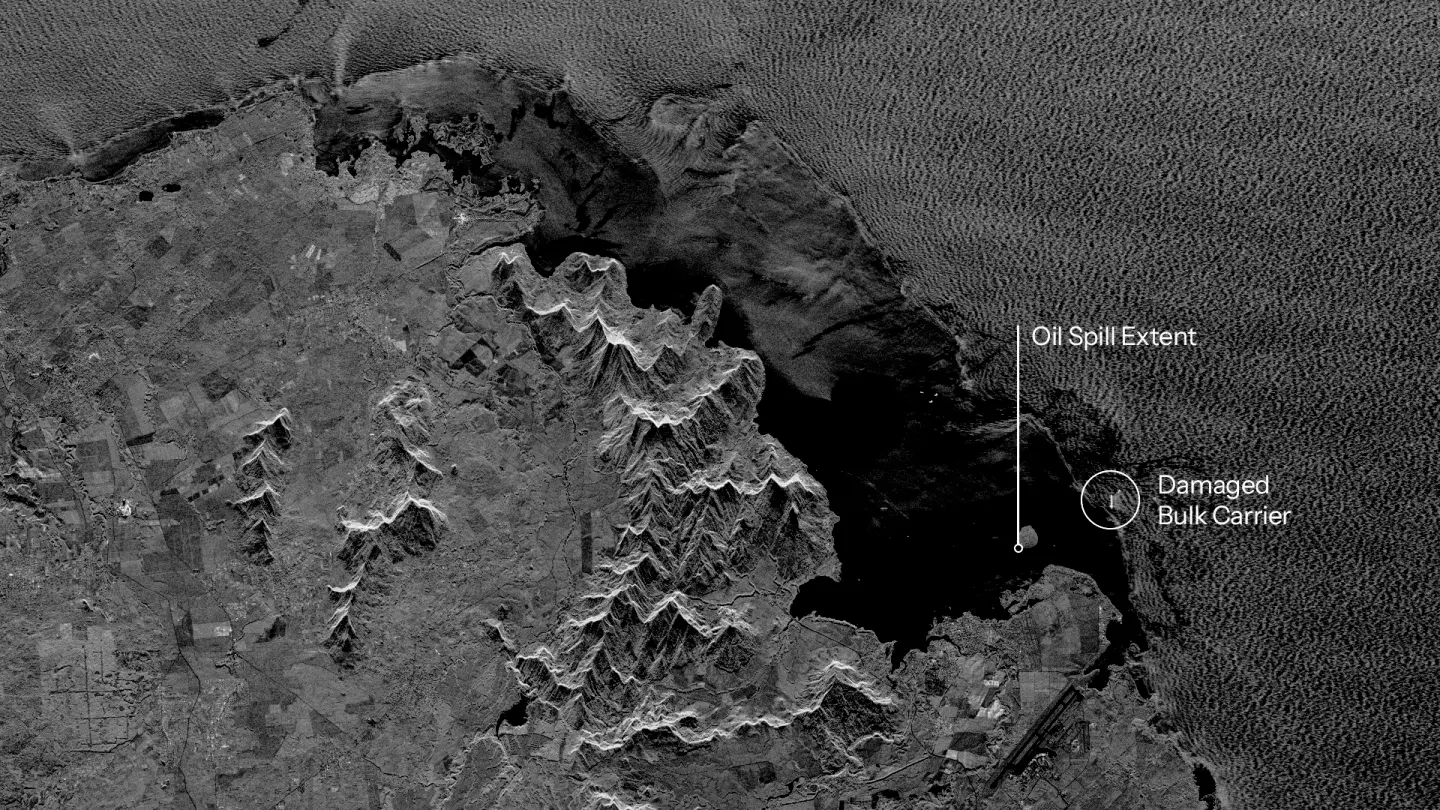 Oil-spill-monitoring_02_comparison-slider-bw