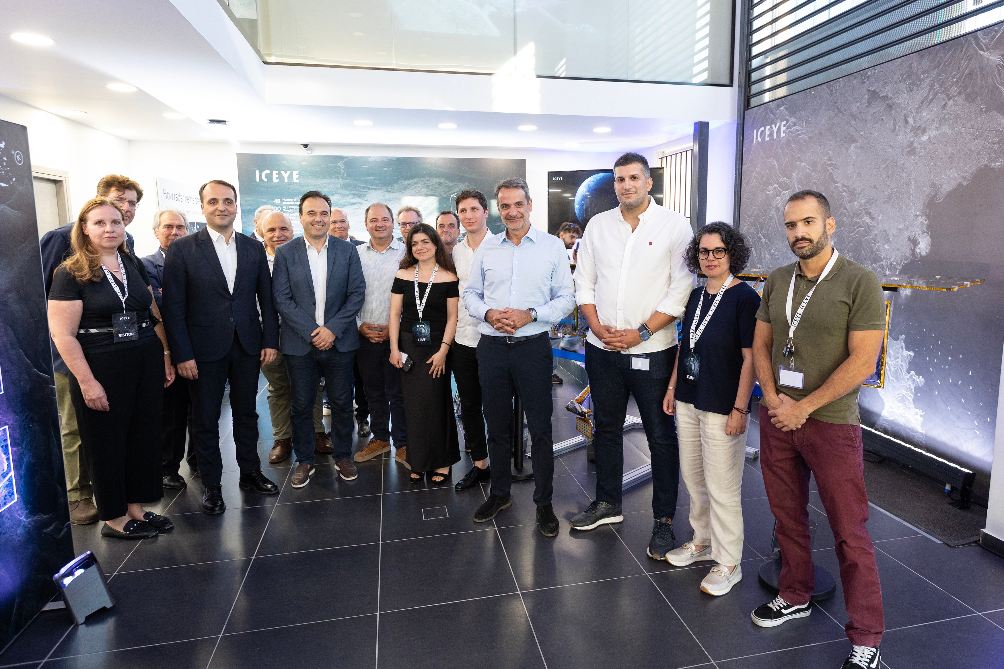 The Prime Minister visits ICEYE’s facilities and satellite production line in Greece