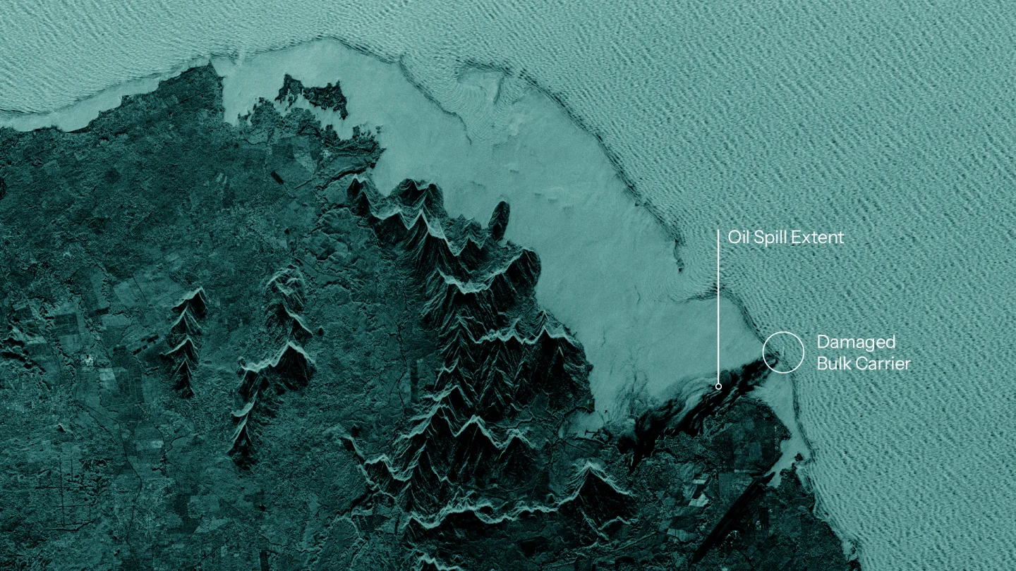 Oil-spill-monitoring_01_comparison-slider