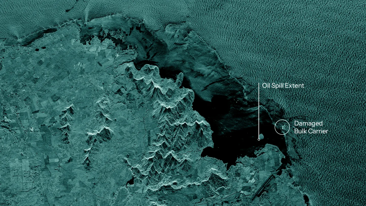 Oil-spill-monitoring_02_comparison-slider