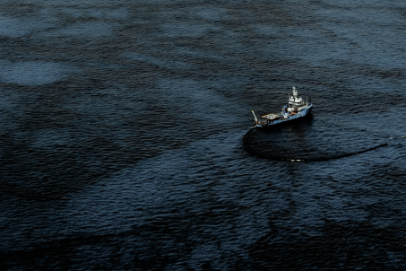 Oil-spill-sea_onethird-1
