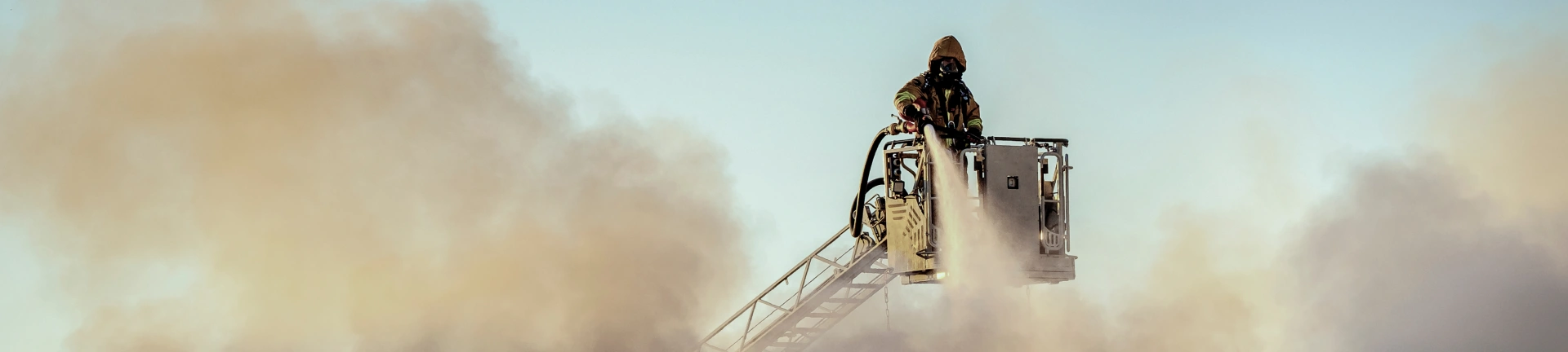 Wildfire_Firefighter_smoke-cloud_hero_small